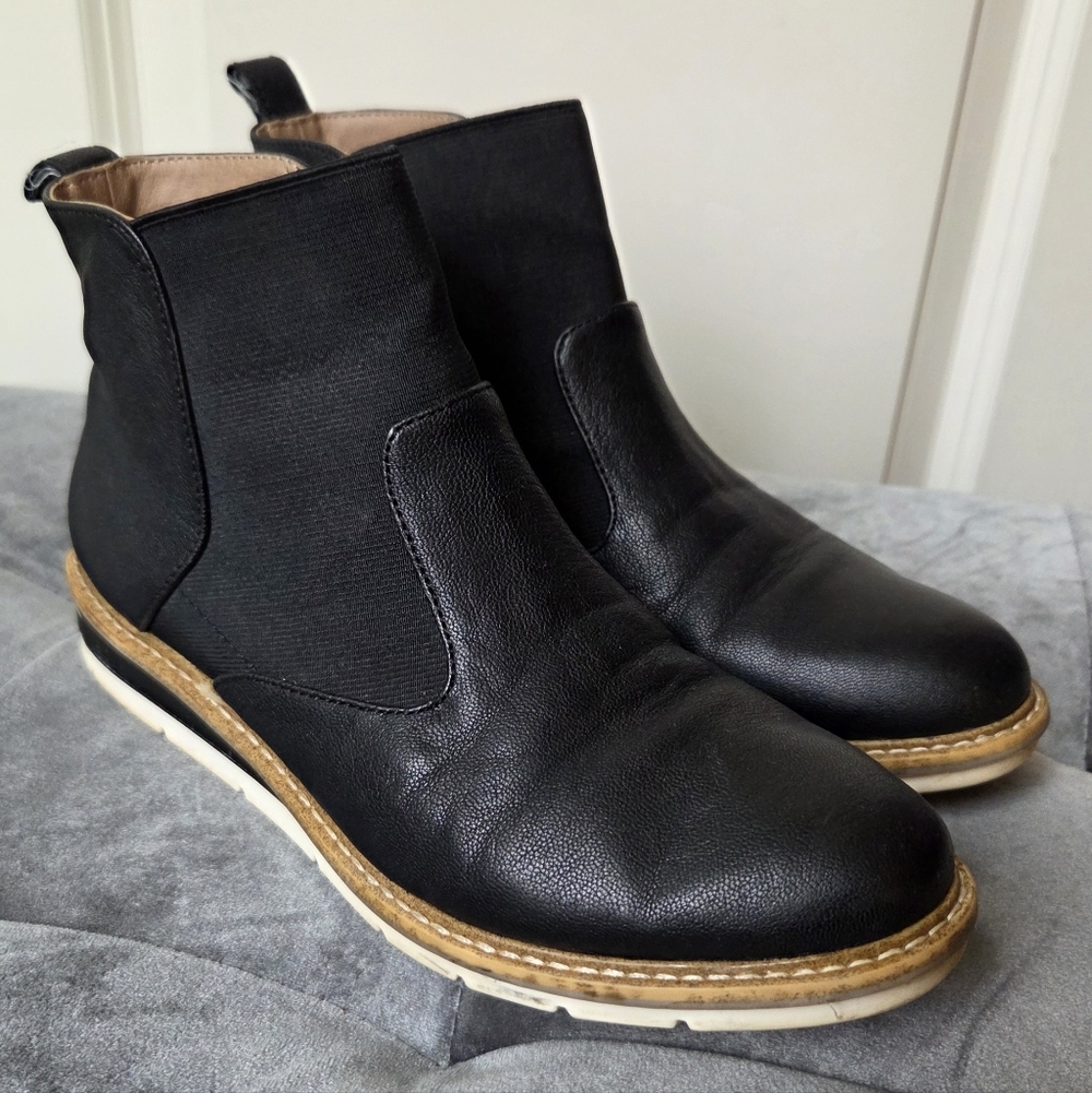 Kelly & Katie Arlo Chelsea Boot Size 6